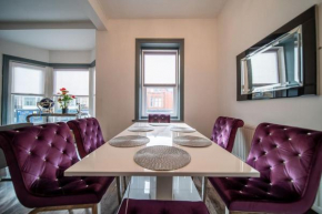 Spacious, Central Townhouse with Hot Tub & Free Parking